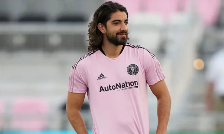 Rodolfo Pizarro llega al AEK Atenas