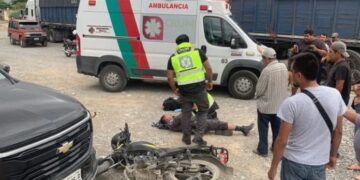 Se lesiona guardia al chocar motocicleta