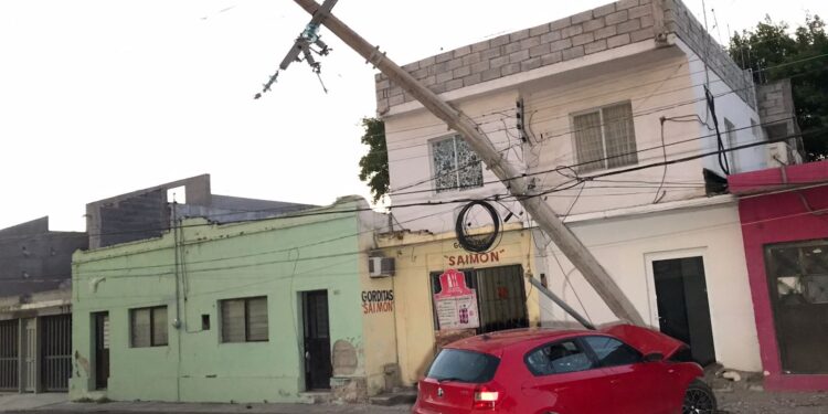 Choca contra poste y ¡vive para contarlo!