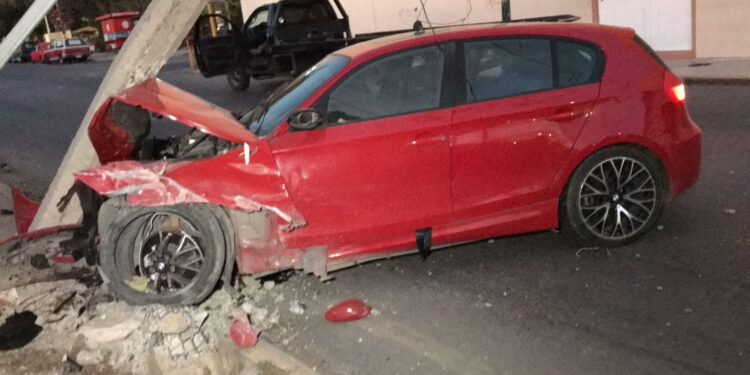 Choca contra poste y ¡vive para contarlo!