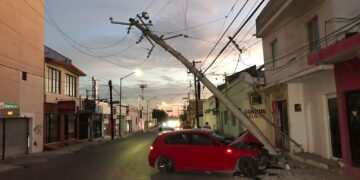 Choca contra poste y ¡vive para contarlo!