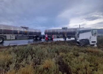 Muere chofer al estrellar camioneta con tráiler