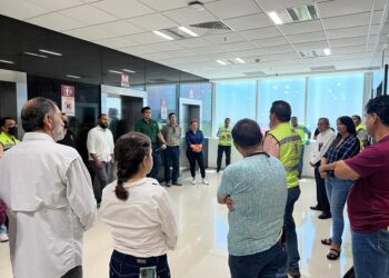 Personal brigadista de gobierno se capacita en rescate en elevadores