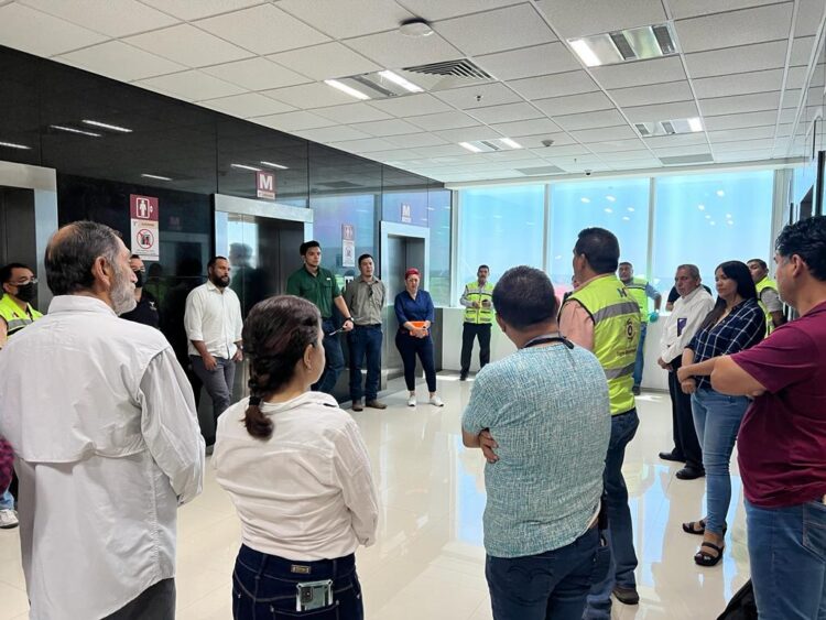 Personal brigadista de gobierno se capacita en rescate en elevadores