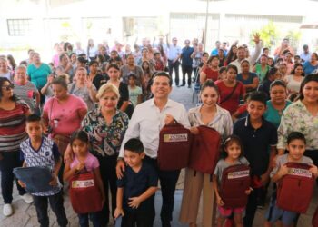 Entregan Ayuntamiento y DIF-Victoria mochilas y útiles escolares a familias vulnerables