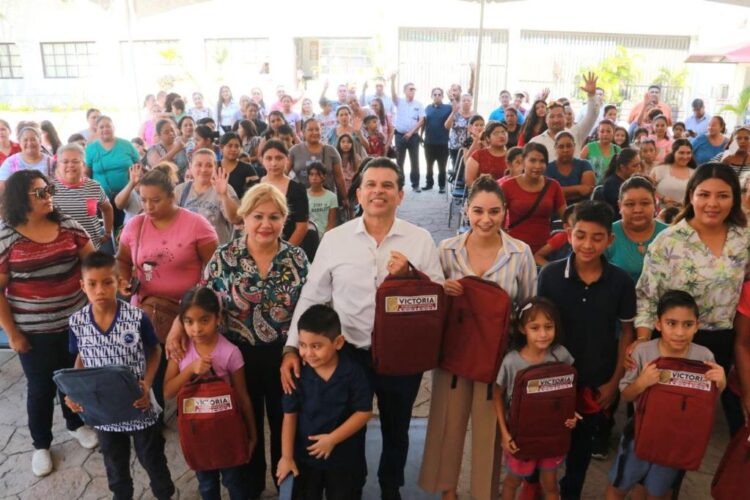 Entregan Ayuntamiento y DIF-Victoria mochilas y útiles escolares a familias vulnerables