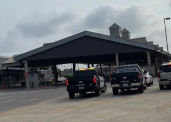 Frenan estampida migrante en puente de Brownsville