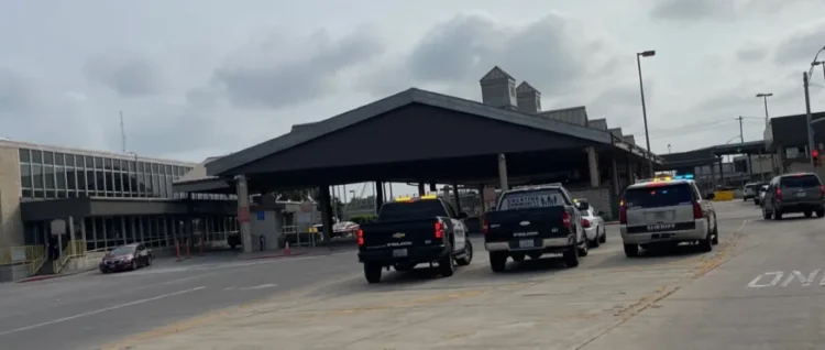 Frenan estampida migrante en puente de Brownsville