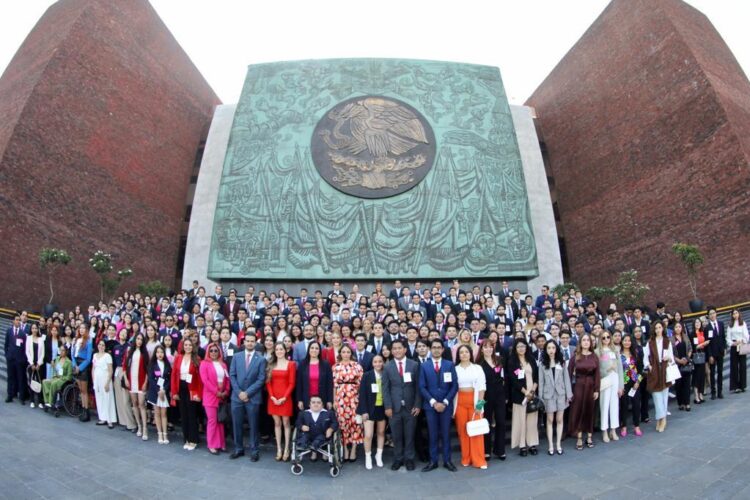 Participan 300 jóvenes del país en el Parlamento Juvenil en San Lázaro