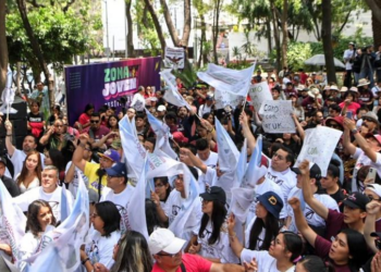 ¡No están solos!, dice Ricardo Monreal a jóvenes de la Ciudad de México