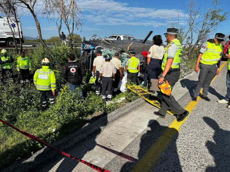 Vuelca autobús en autopista México-Querétaro y deja siete muertos y 20 heridos