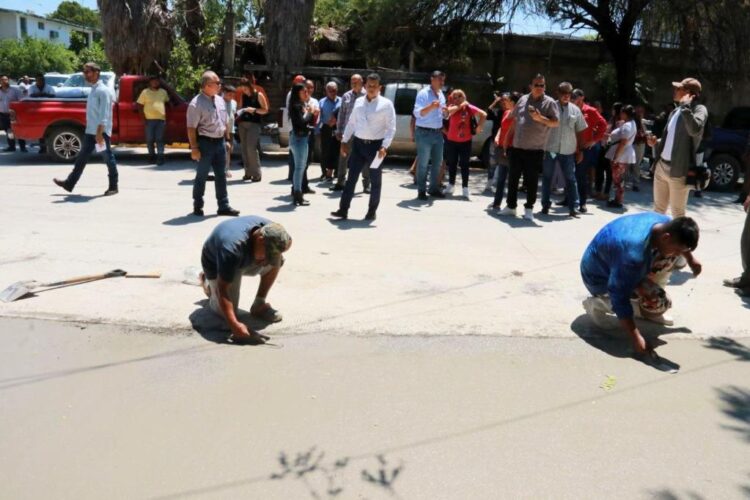 Pavimentan con concreto hidráulico calle en Col. Nacozari de Cd. Victoria