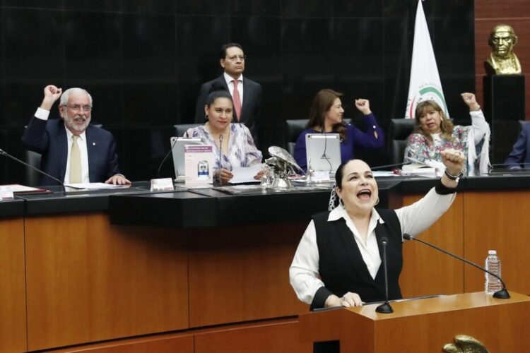 Entrega Comisión Permanente reconocimientos a la UNAM y al rector Enrique Graue 