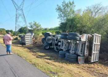 Vuelca tráiler en kilómetro 73 de carretera Victoria-Tampico