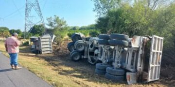 Vuelca tráiler en kilómetro 73 de carretera Victoria-Tampico