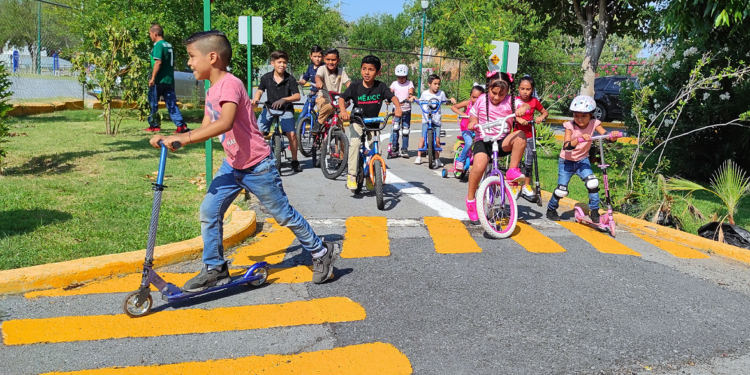 Educa Aptiv a los conductores de autos del mañana de 14 ciudades de México