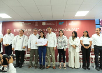 Entrega el gobernador Américo Villarreal 373 becas en la Universidad Tecnológica de Altamira