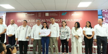 Entrega el gobernador Américo Villarreal 373 becas en la Universidad Tecnológica de Altamira