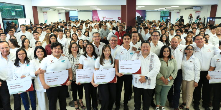 Entrega el gobernador Américo Villarreal 373 becas en la Universidad Tecnológica de Altamira