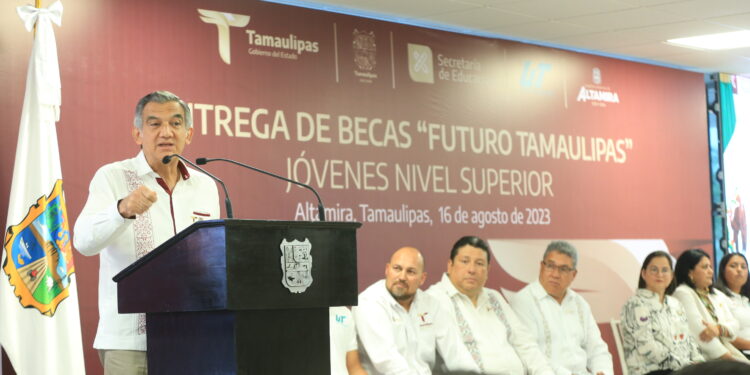 Entrega el gobernador Américo Villarreal 373 becas en la Universidad Tecnológica de Altamira