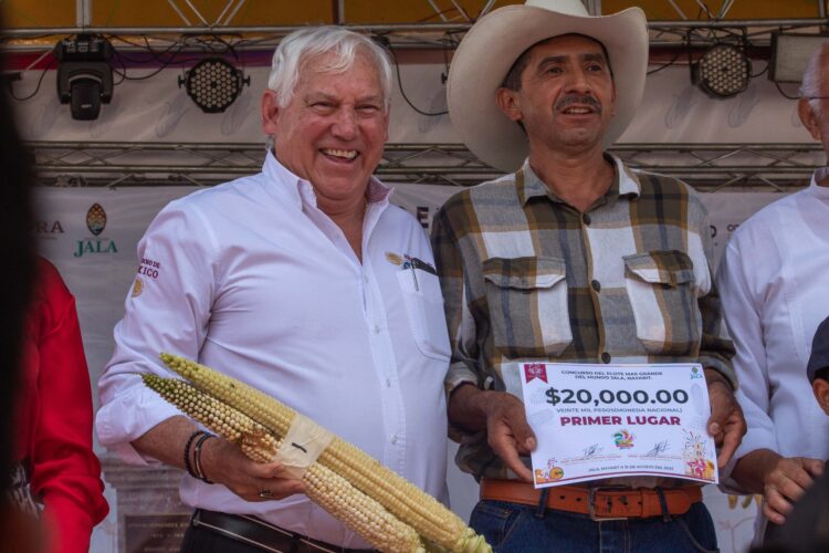 Premian a productores de los elotes más grandes del mundo en Jala, Nayarit