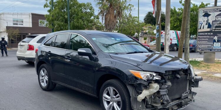 Otro fuerte choque en el peligroso crucero !3 y Bulevar López Mateos de Cd. Victoria