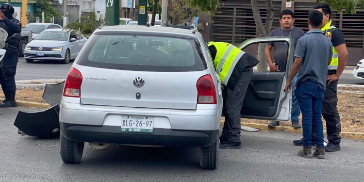 Otro fuerte choque en el peligroso crucero !3 y Bulevar López Mateos de Cd. Victoria