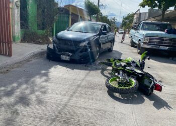 Motociclista se estrella contra auto y sale lesionado