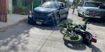 Motociclista se estrella contra auto y sale lesionado