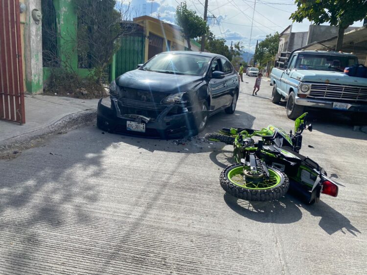 Motociclista se estrella contra auto y sale lesionado