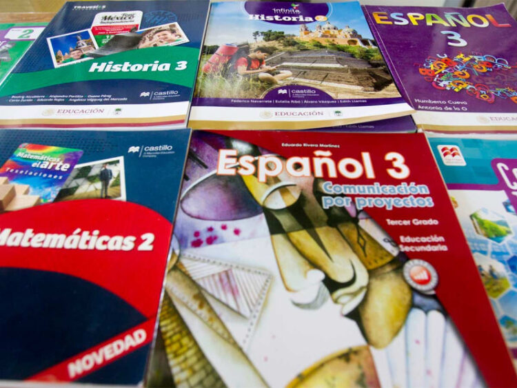 No hay impedimento para distribuir libros de texto en México: AMLO