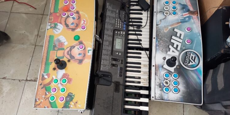 Quitan a reos de Victoria “lujos” y armas