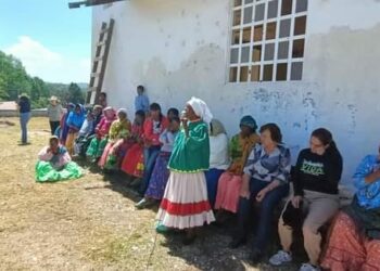 Tarahumaras reconstruyen iglesia destrozada por narcos en Chihuahua
