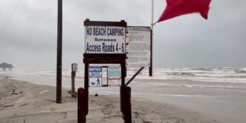 Tormenta tropical ‘Harold’ toca tierra en costas de la Isla del Padre, Texas