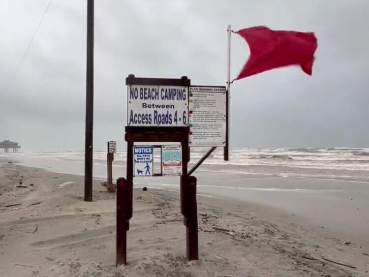 Tormenta tropical ‘Harold’ toca tierra en costas de la Isla del Padre, Texas