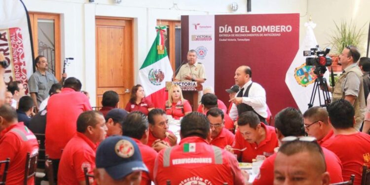 Festeja el Ayuntamiento de Cd. Victoria a los bomberos en su día