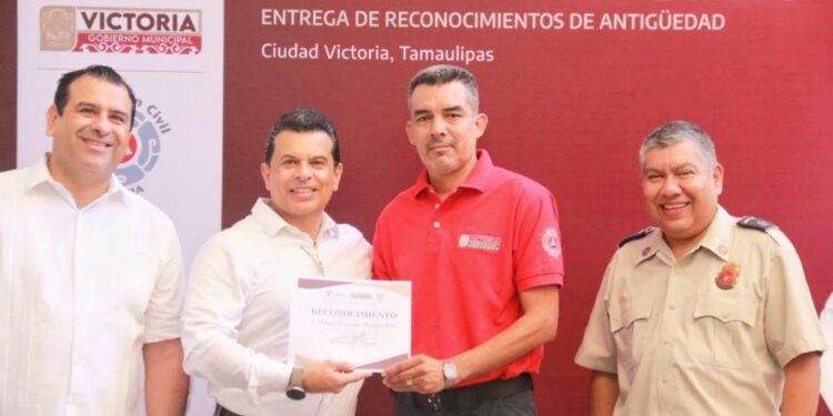 Festeja el Ayuntamiento de Cd. Victoria a los bomberos en su día