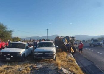 Vuelva tráiler en la carretera Victoria-Jaumave; chofer herido