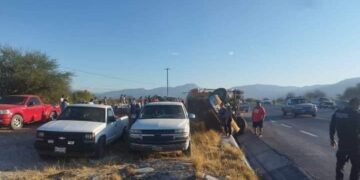 Vuelva tráiler en la carretera Victoria-Jaumave; chofer herido