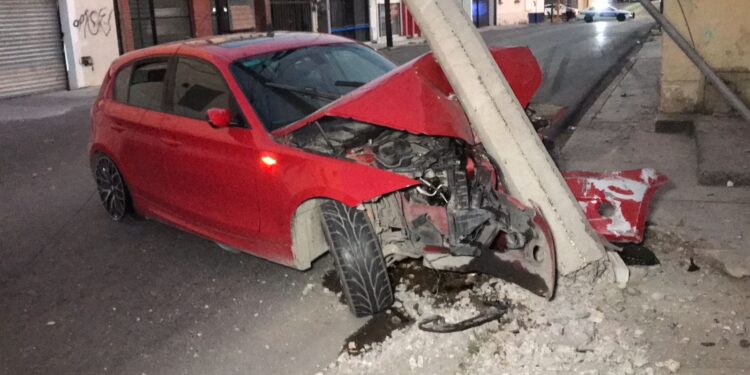 Choca contra poste y ¡vive para contarlo!