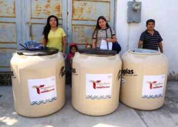 Familias victorenses reciben tinacos de parte del gobernador Villarreal