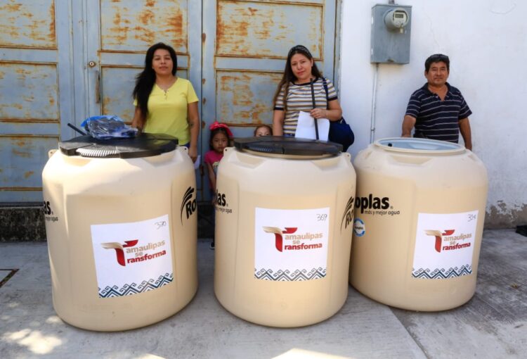 Familias victorenses reciben tinacos de parte del gobernador Villarreal