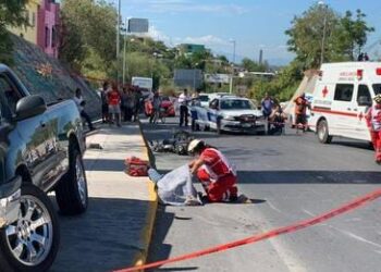 Muere repartidor de comida al ser embestido por camioneta