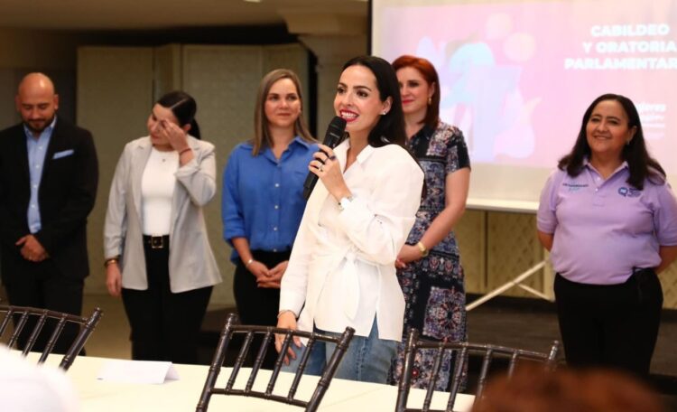 Capacitan a mujeres panistas en cabildeo y oratoria parlamentaria