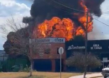 Explotan contenedores con diésel y gasolina en Cadereyta, Nuevo León