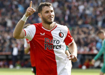 Santiago Giménez se luce con doblete en goleada del Feyenoord