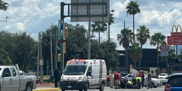 Se fractura brazo un motociclista en choque contra auto en crucero