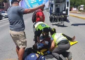 Se fractura brazo un motociclista en choque contra auto en crucero