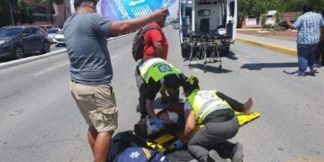 Se fractura brazo un motociclista en choque contra auto en crucero