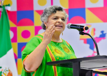 Beatriz Paredes anuncia que continúa en la contienda del FAM